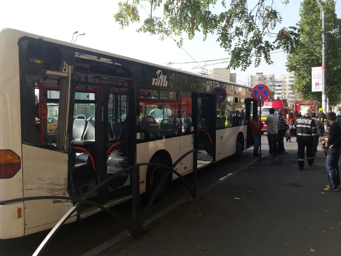 Autobuzul a fost lovit de tramvai la ușa din spate (Fotografii:ISU București)