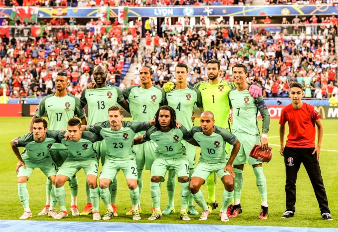 
    Fanul lui Cristiano Ronaldo, în poza grup  