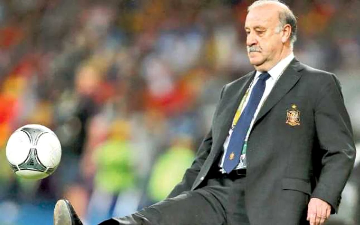 Selecţionerul Spaniei, Vicente del Bosque, a devenit singurul antrenor care a câştigat Cupa Mondială, Campionatul European şi Liga Campionilor