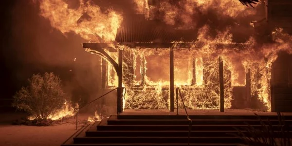 Vinăria Soda Rock e distrusă de flăcările incendiului Kincade care continuă să facă ravagii în Healdsburg California Statele Unite ale Americii FOTO EPA-EFE / Peter Dasilva