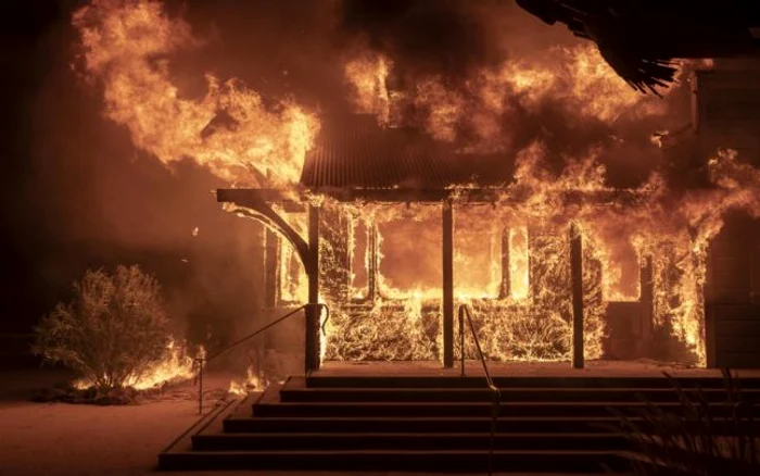 Vinăria Soda Rock e distrusă de flăcările incendiului Kincade care continuă să facă ravagii în Healdsburg California Statele Unite ale Americii FOTO EPA-EFE / Peter Dasilva