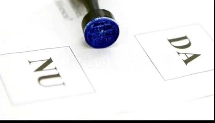 Întrebarea adresată alegătorilor la referendumul pentru revizuirea Constituției va fi „Sunteţi de acord cu Legea de revizuire a Constituţiei României în forma adoptată de Parlament?”. Alegătorii trebuie să răspundă „da” sau „nu”.FOTO: adevarul.ro