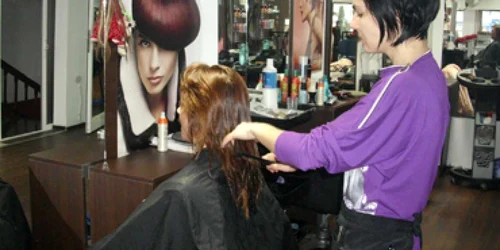 Bacău: Coafura de petrecere arde la buzunar