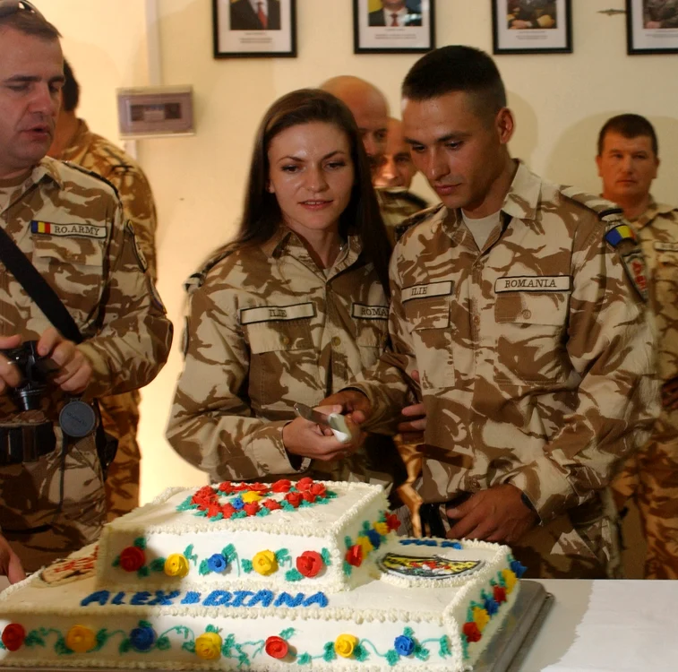 Cei doi au sărbătorit cu un tort tricolor. Foto: MAPN
