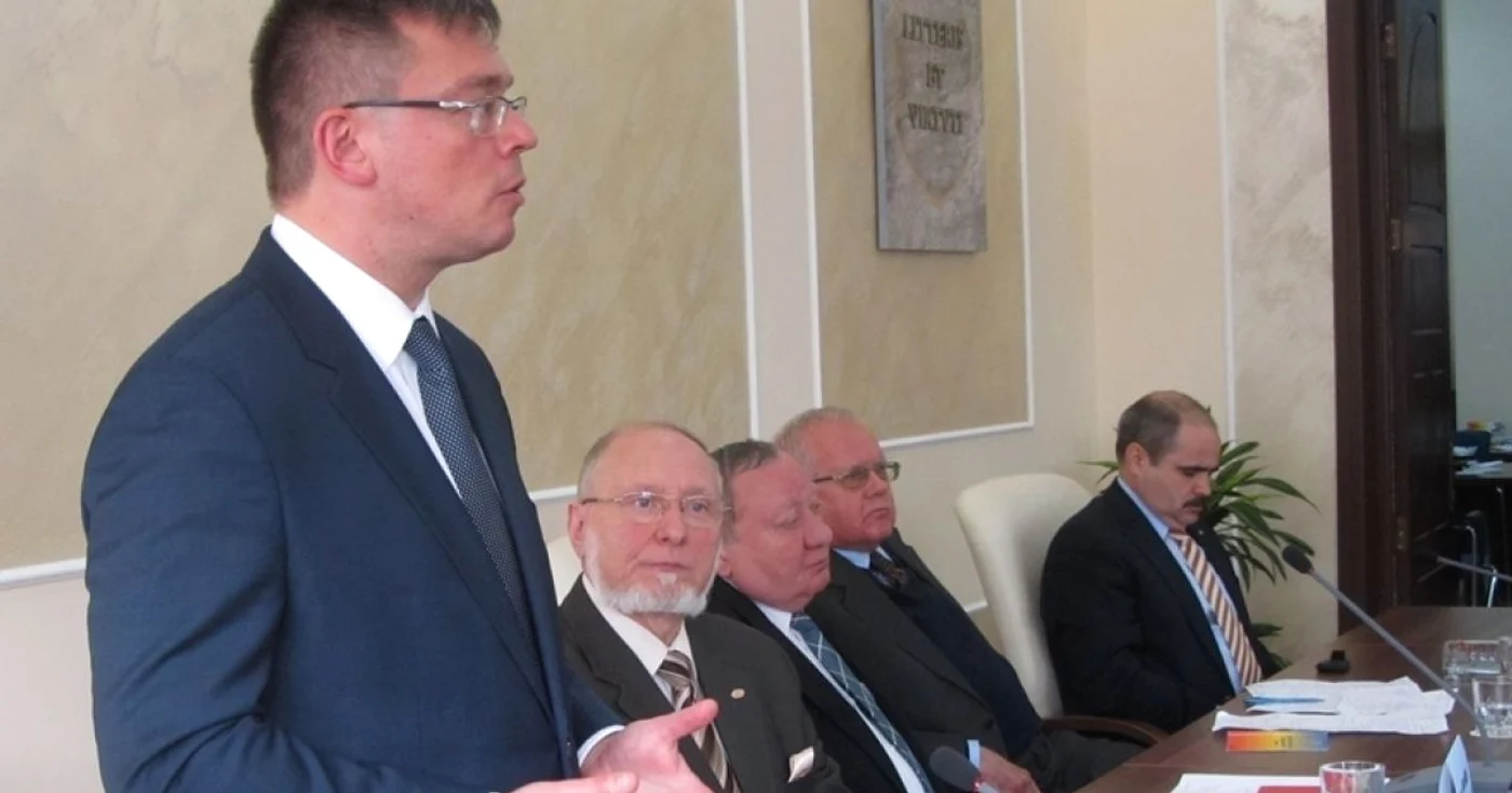 MRU a vorbit în calitate de istoric şi politician despre legea fundamentală a Statului român FOTO Universitatea Andrei Şaguna