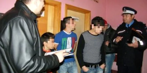 Chiulangiii au fost duşi la şcoală