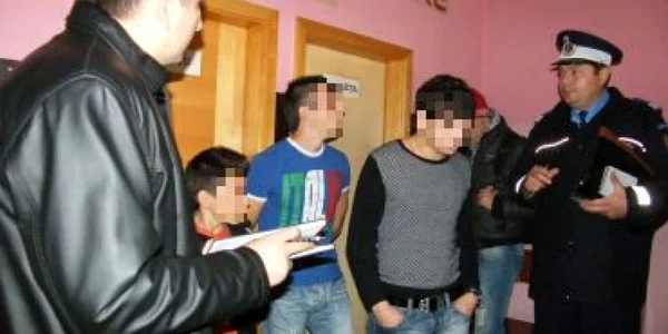 Chiulangiii au fost duşi la şcoală