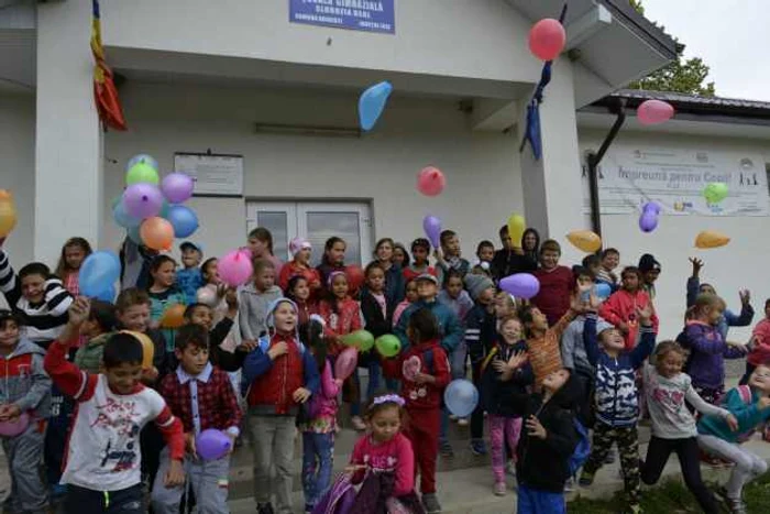 Elevii Şcolii Gimnaziale din Slobozia, comuna Voineşti, judeţul Iaşi