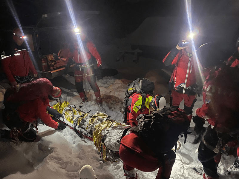 Tânără care a alunecat peste 100 de metri pe o potecă din Bucegi, recuperată cu ajutorul elicopterului