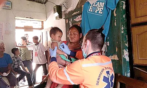 Paramedicul român îl consultă pe un puşti nepalez jpeg