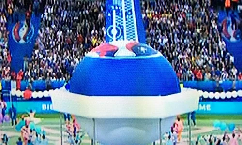 Vârful Turnului Eiffel a semănat mai degrabă cu un penis uriaș jpeg