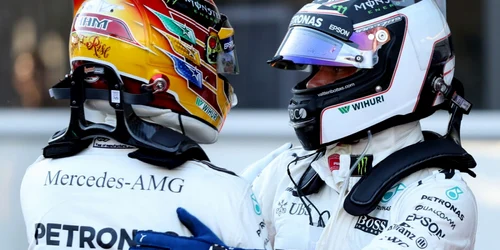 Primii doi calificaţi colegi în echipa Mercedes GP britanicul Lewis Hamilton şi finlandezul Valtteri Bottas se îmbrăţişează în timpul calificărilor pentru Marele Premiu al Azerbaidjanului pe Circuitul de la Baku în Baku Azerbaidjan FOTO Guliver / Get