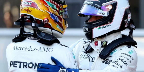 Primii doi calificaţi colegi în echipa Mercedes GP britanicul Lewis Hamilton şi finlandezul Valtteri Bottas se îmbrăţişează în timpul calificărilor pentru Marele Premiu al Azerbaidjanului pe Circuitul de la Baku în Baku Azerbaidjan FOTO Guliver / Get