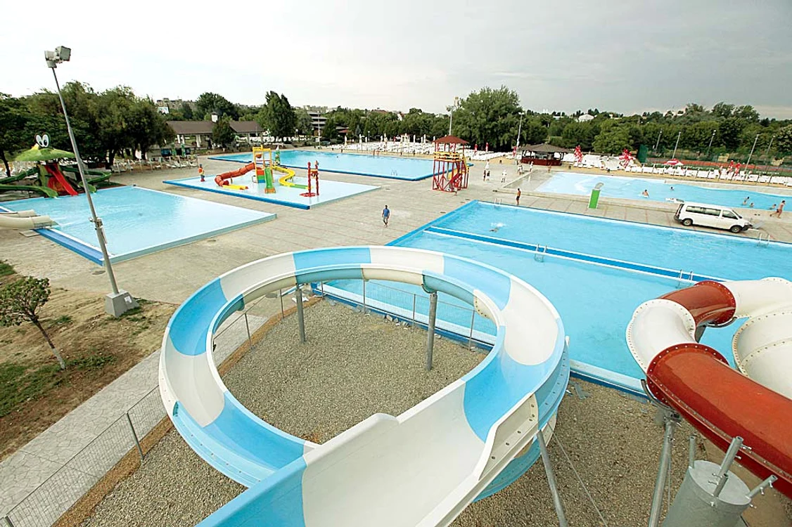 Parcul acvatic are şase piscine şi opt tobogane