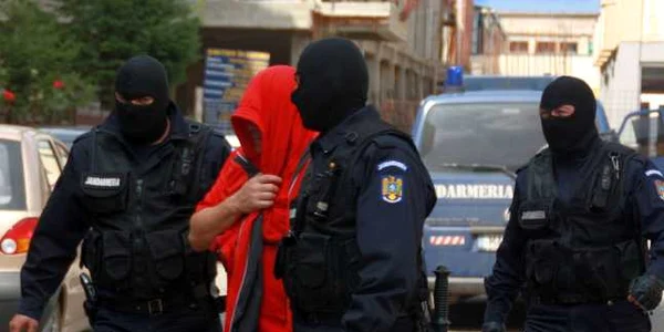 Imagine de la reţinerea principalului suspect al oribilei crime de la Galaţi.