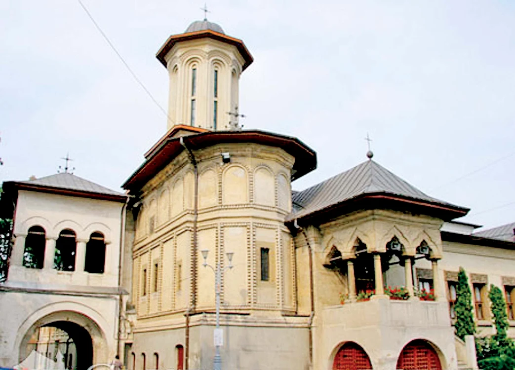  Paraclisul este situat chiar lângă reședința patriarhului, pe Dealul Mitropoliei din București