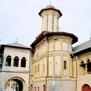  Paraclisul este situat chiar lângă reședința patriarhului, pe Dealul Mitropoliei din București jpeg