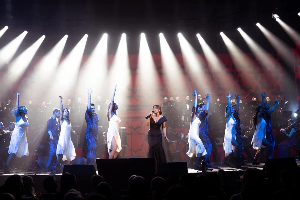Soprana Irina Baiant a umplut Sala Palatului cu emoție, lumină și aplauze la Illuminarium Echo, concert crossover