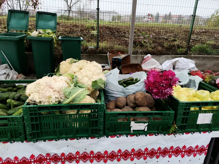 Clienții s-au putut aproviziona cu tot ce au avut nevoie de la un singur legumicultor FOTO: A. M.