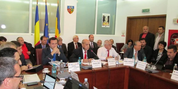 Revoltă în USL Vâlcea. Primarii liberali i-au cerut socoteală preşedintelui CJ pentru că a repartizat 70 % din fonduri comunelor conduse de PSD-işti