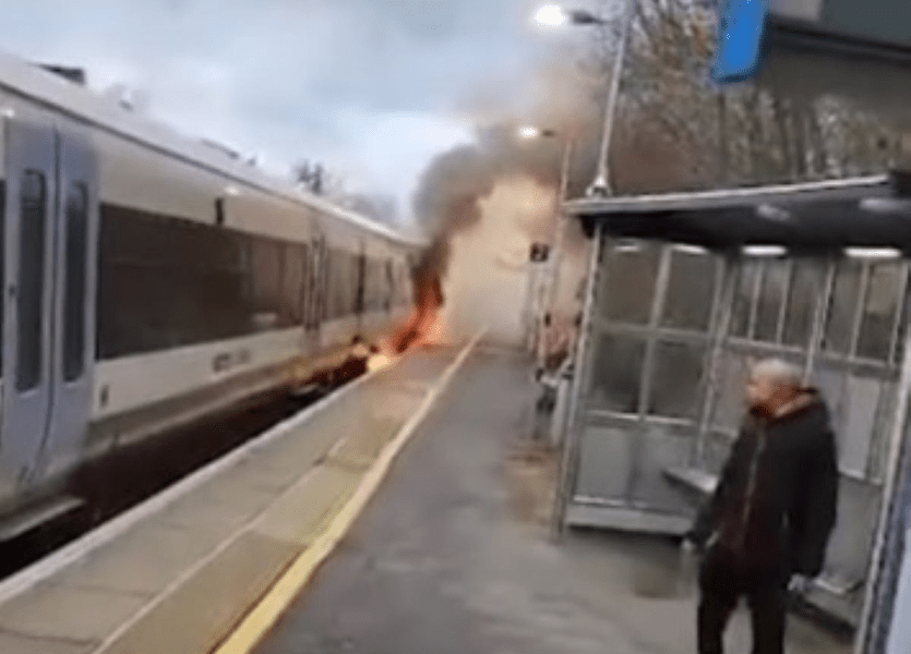 Zeci de pasageri au fugit dintr-un tren în flăcări în Anglia VIDEO