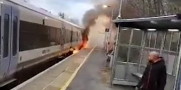 tren în flăcări în Anglia  Foto Captură video YouTube jpg