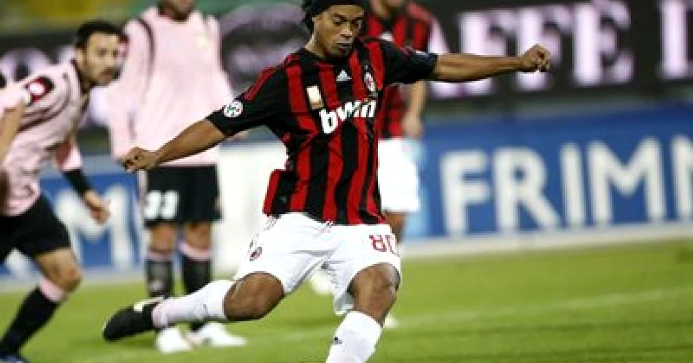 Ronaldinho, în meciul cu Palermo din Serie A
