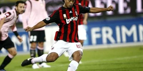 Ronaldinho, în meciul cu Palermo din Serie A