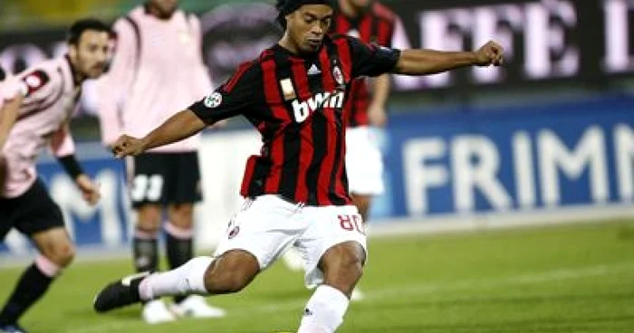 Ronaldinho, în meciul cu Palermo din Serie A