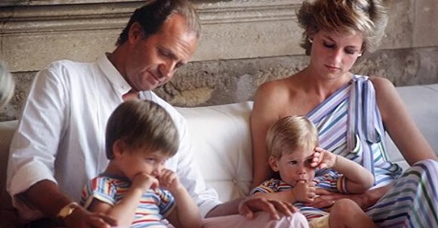 
    Prinţesa Diana şi Carlos  
