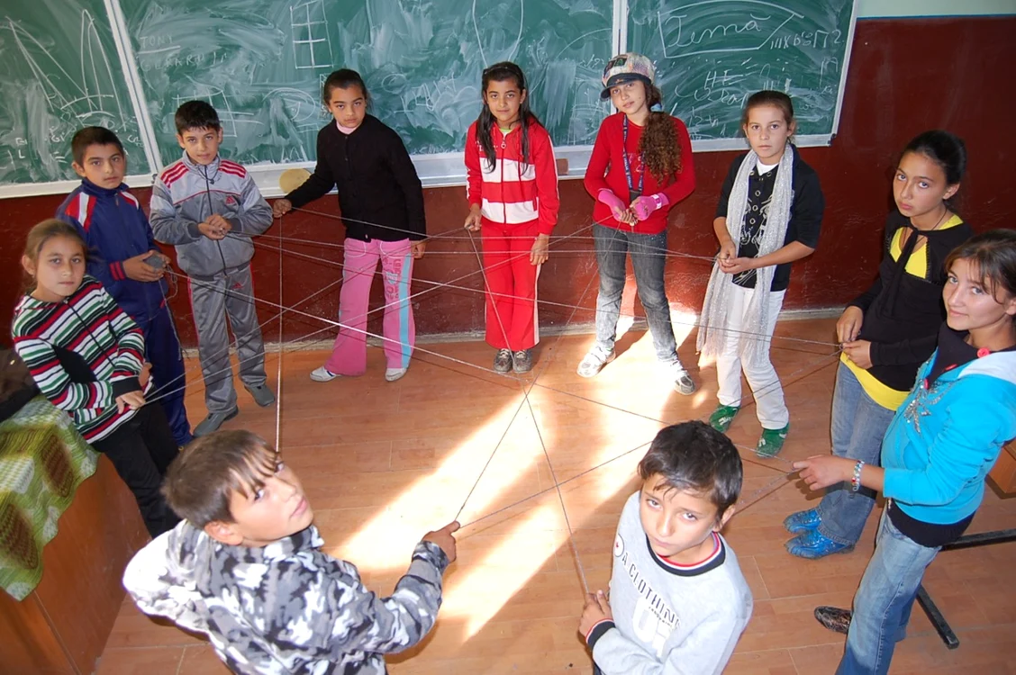 Elevii de etnie romă din comuna Iancu Jianu au probleme cu transportul... (Foto: romaeducationfund.ro)