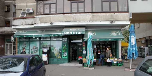 Supermarketul în care a izbucnit conflictul la Lujerului - Militari FOTO Roberto Salceanu