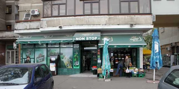 Supermarketul în care a izbucnit conflictul la Lujerului - Militari FOTO Roberto Salceanu