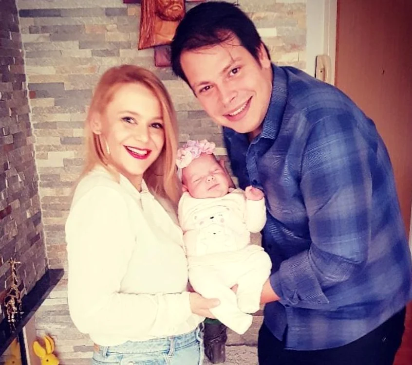 Roxana Luşneac şi soţul ei Stephane au devenit părinţi în urmă cu o lună şi jumătateFoto: arhivă personală