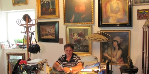 Erdei Peter se simte cel mai bine în mijlocul operelor de artă din colecţia sa