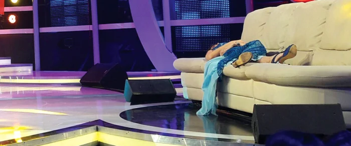 Click! a surprins-o pe brunetă în culisele emisiunii «Te cunosc  de undeva!» (Antena 1) în ipostaze care sunt tăiate la montaj