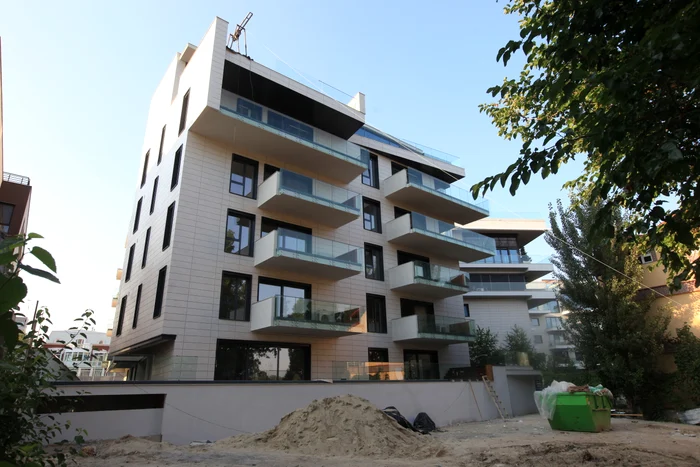 Delia deţine din acest imobil ultimele două etaje