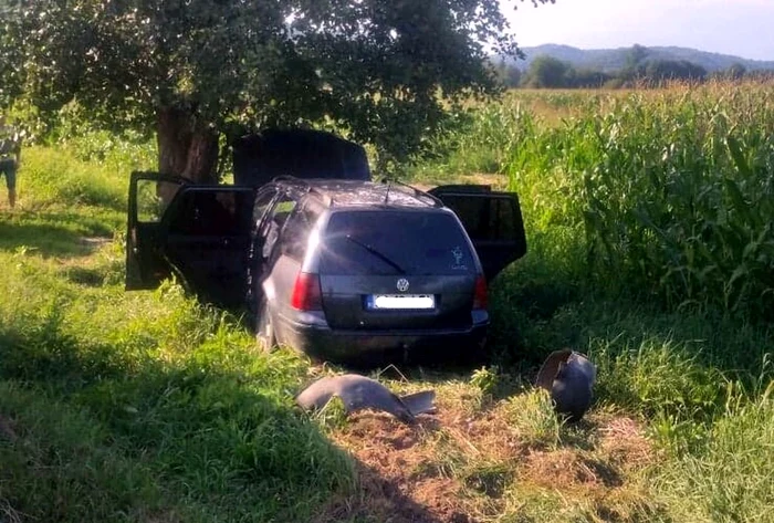 Maşină furată şi abandonată pe câmp FOTO Adevărul