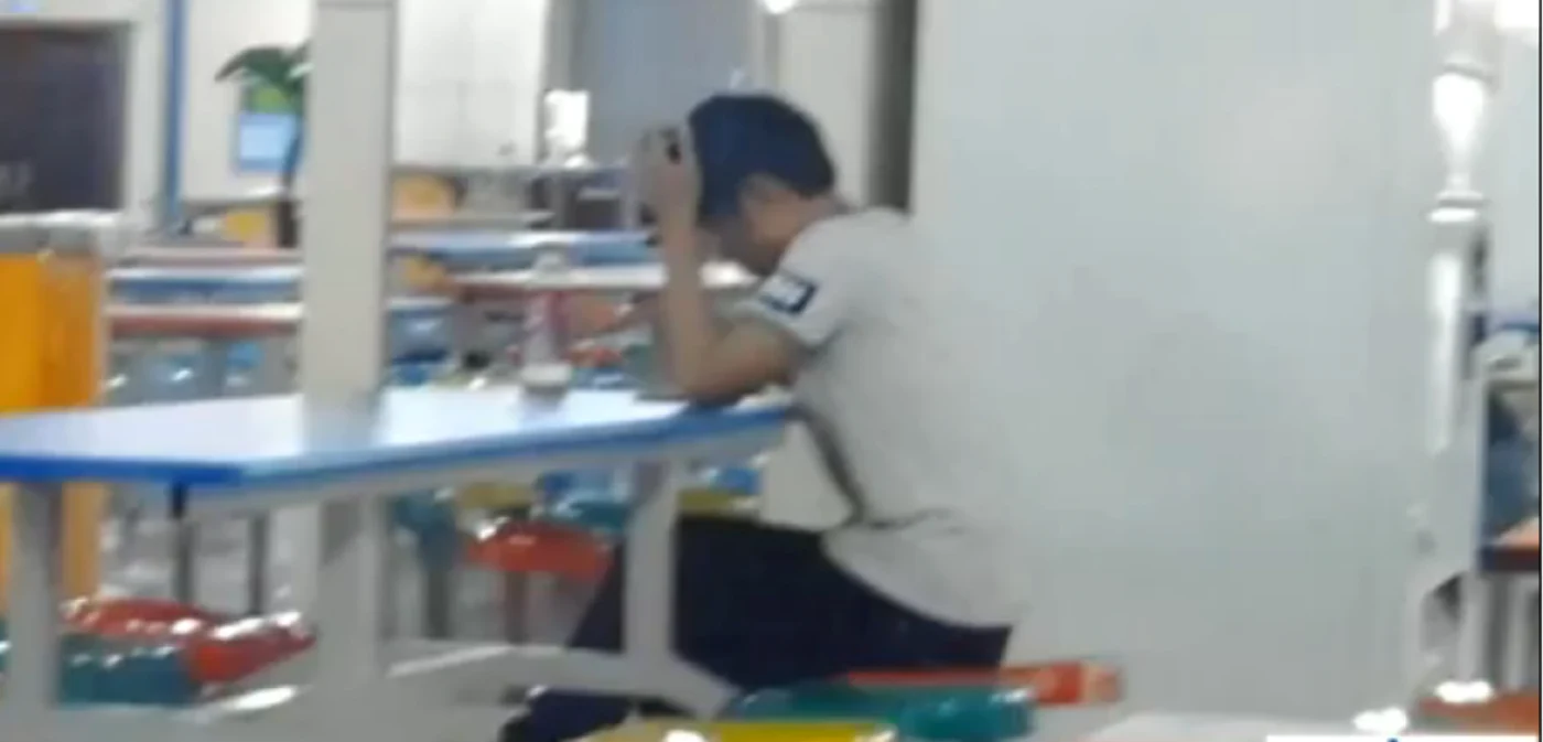 Muncitorii au o pauză de masă de doar 30 de minute