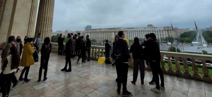 
    În ciuda vremii urâte, zeci de oameni s-au așezat la coadă să intre în Palatul Parlamentului  