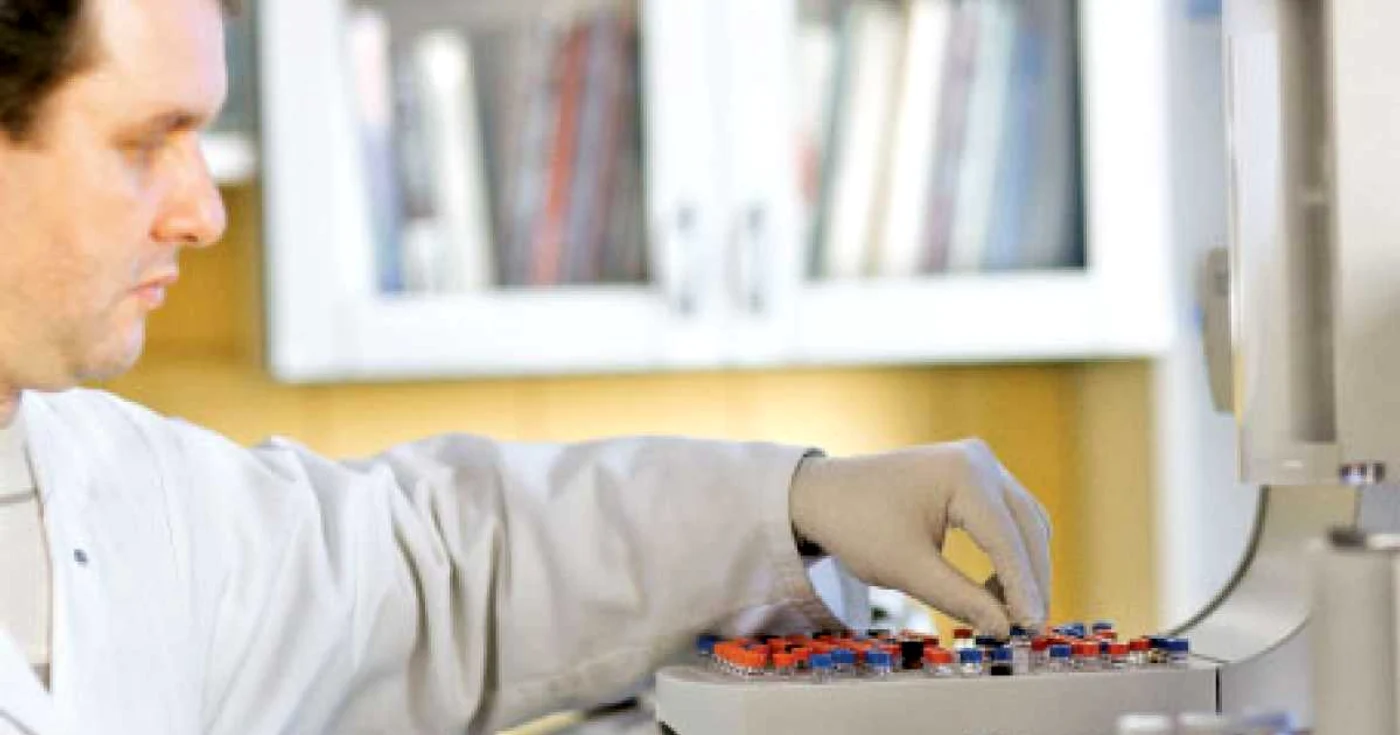 Probele luate de la faţa locului sunt analizate în laboratorul  de chimie judiciară