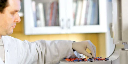 Probele luate de la faţa locului sunt analizate în laboratorul de chimie judiciară