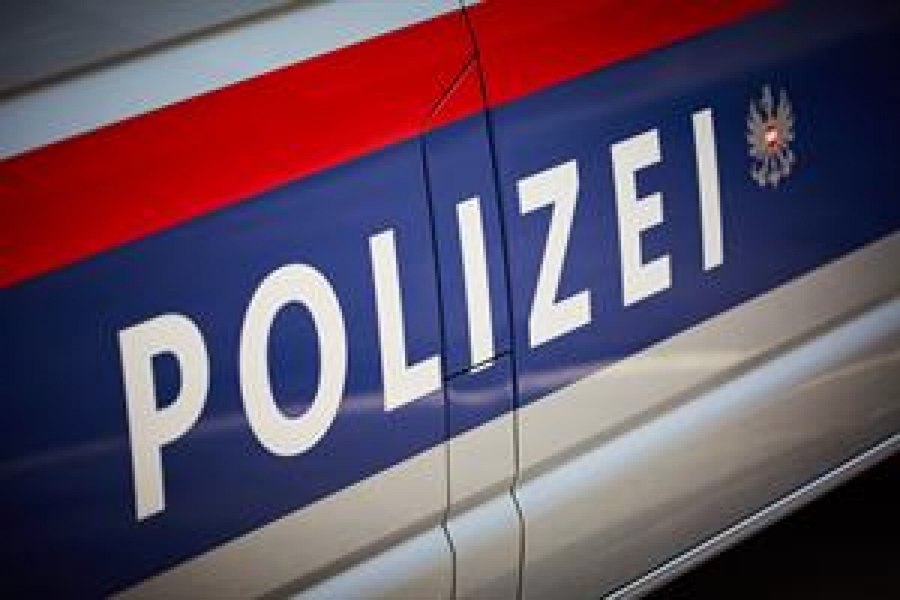 Un șofer român cu o alcoolemie de 2,86 la mie a provocat un accident în Austria. Polițiștii l-au găsit împingându-și mașina de pe carosabil