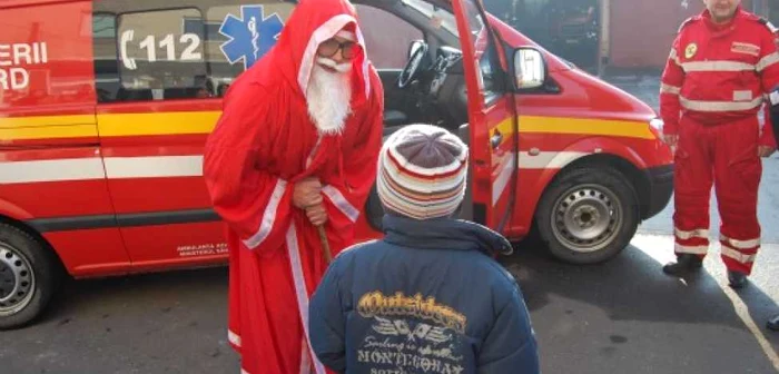 Moş Crăciun a venit cu SMURD-ul la copiii pompierilor olteni