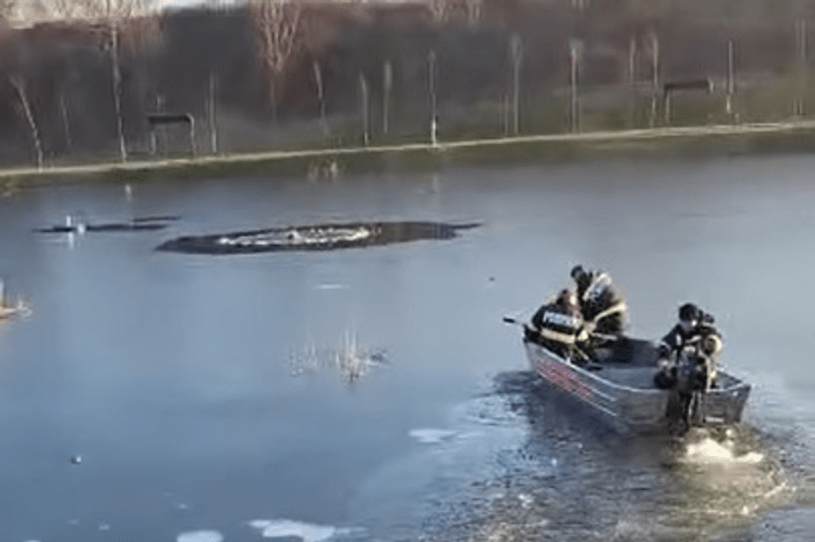Doi adolescenți, salvați în ultimul moment de pompieri dintr-un lac, după ce gheața s-a spart VIDEO