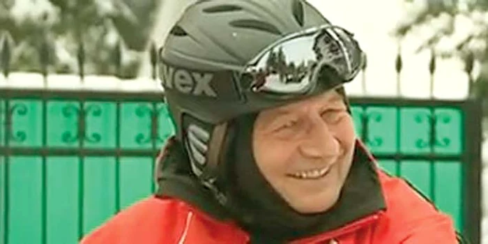 Decembrie 2012: Aşa cum vara era nelipsit de pe litoral, în ultimii ani de mandat, Băsescu începuse să meargă iarnă de iarnă la munte. Fie că se plimba cu snowmobilul, fie că se fotografia cu familia în zăpadă.