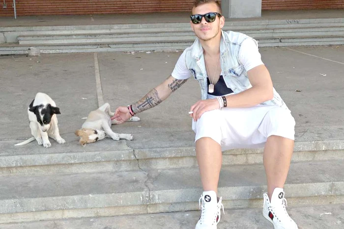 Adversarii îi iau cu greu mingea jucătorului legitimat la Viitorul (Foto: Mediafax)