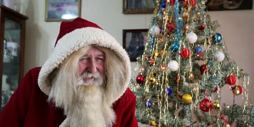 Moş Crăciun din Bănie are 75 de ani şi în fiecare iarnă îi vizitează pe copii. Foto: Victor C. Boldîr.