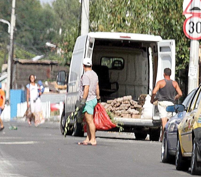 Muncitorii executau întocmai ordinele prezentatorului