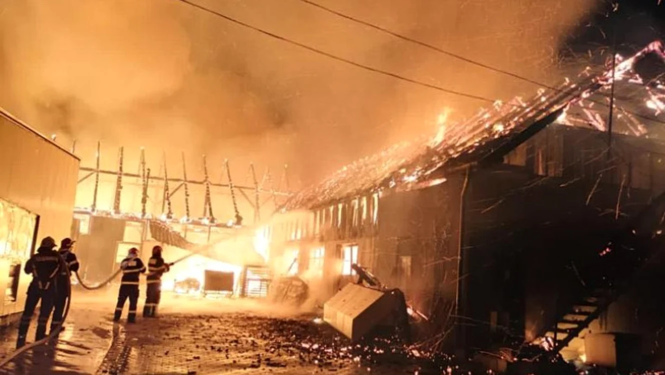 Incendiu la o fabrică de mobilă din Reghin FOTO ISU Mureş